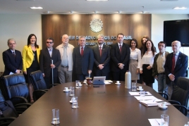 Na foto, participantes da reunião, todos em pé.