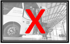 Na imagem, pessoa com deficiência desembarcando utilizando a cadeira de transbordo em um ônibus. Foto em preto e branco. Sob a imagem, a letra x em vermelho.