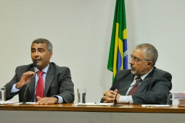 Na foto, à esquerda senador Romário e à direita, Paulo Paim. Ambos sentados.