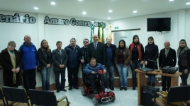 Na foto, integrantes do núcleo para formação e implementação do conselho municipal dos direitos da pessoa com deficiência de Rosário do Sul. Todos em pé. Pessoas com e sem deficiência compõe a imagem.