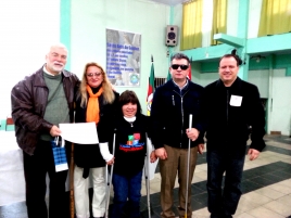 Na foto, representantes do COEPEDE  e do Conselho Municipal de Uruguaiana. Todos em pé.