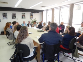 Na foto, conselheiros e conselheiras no entorno de uma grande mesa retangular. 