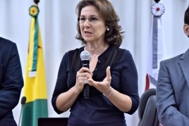 Na foto, Maria Aparecida em pé.