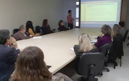 Mesa composta pelos conselheiros. Ao fundo, na esquerda, o gestor público - Maiquel Aleves Peres - ao lado da tela prestado a aula introdutória.