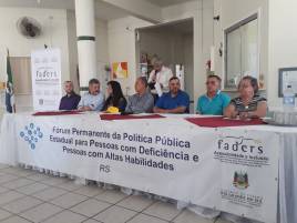 Mesa de abertura do fórum pelas seguintes representações: A presidenta do Conselho Estadual dos Direitos da Pessoa com Deficiência do Rio Grande do Sul (COEPEDE/RS) Jussara Muller de Assis, o Presidente da FADERS Marquinho Lang, o Prefeito de Tramandaí L