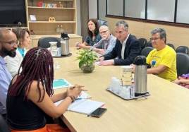 #Descrição da imagem: reunião na SEDUC. Aparecem na imagem: dois técnicos da secretaria, secretária Raquel Teixeira, Claudia Meyer, Hugo Braz, deputado Eduardo Loureiro e Vicente Fiorentini