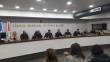  #DescriçãodaImagem a foto tirada no auditório onde aparecem os integrantes da mesa sentados, fim da descrição.